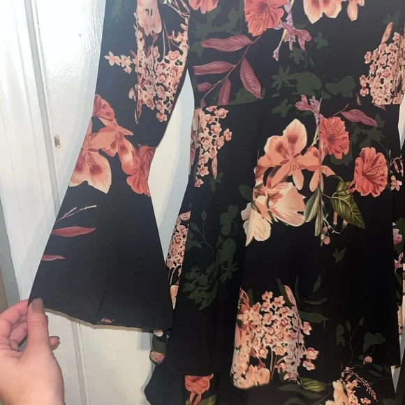 CLOSET CLEAR OUT! 🎉 NWT Parisian floral flare sleeve dress - Picture 2 of 6